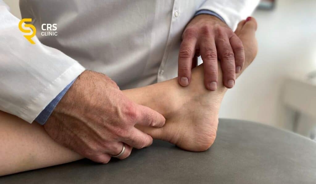 Lekarz ortopeda wykonuje badanie kliniczne tendinopatii ścięgna Achillesa w CRS Clinic Warszawa