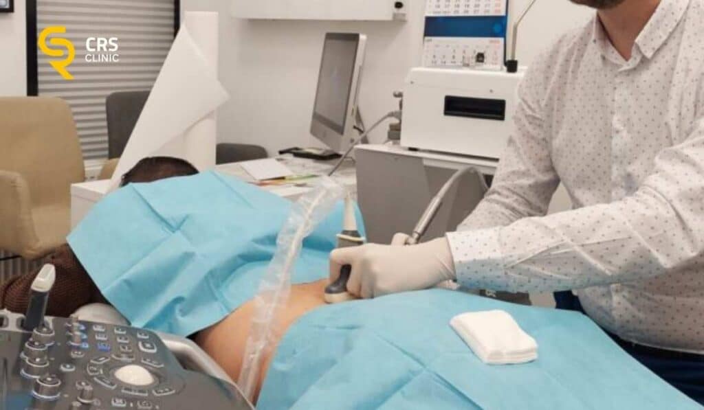 Lekarz neurochirurg przeprowadza zabieg zamrażania nerwów kręgosłupa pod kontrolą USG w CRS Clinic Warszawa