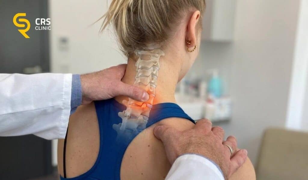 Lekarz neurochirurg wykonuje badanie kliniczne kręgosłupa szyjnego u pacjentki z drętwieniem rąk w CRS Clinic Warszawa