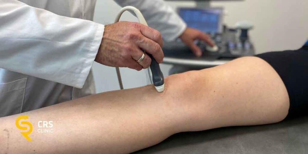 Lekarz ortopeda wykonuje badanie USG pacjentki z przewlekłym bólem kolana w CRS Clinic Warszawa