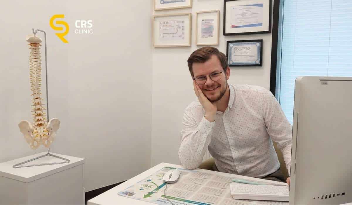 Lekarz neurochirurg przeprowadza konsultację z pacjentem z rwą kulszową w CRS Clinic Warszawa