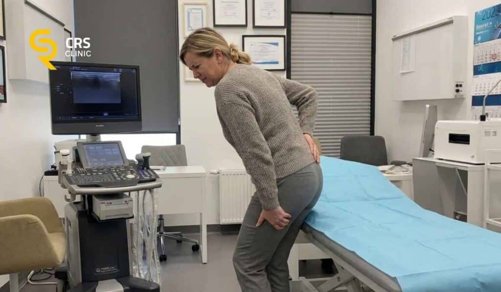 Pacjentka z objawami rwy kulszowej na konsultacji neurochirurgicznej w CRS Clinic Warszawa 
