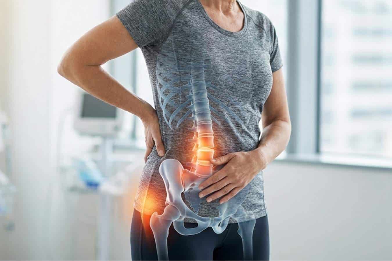 Pacjentka w gabinecie lekarskim z przedstawionym anatomicznie bólem kręgosłupa i biodra
