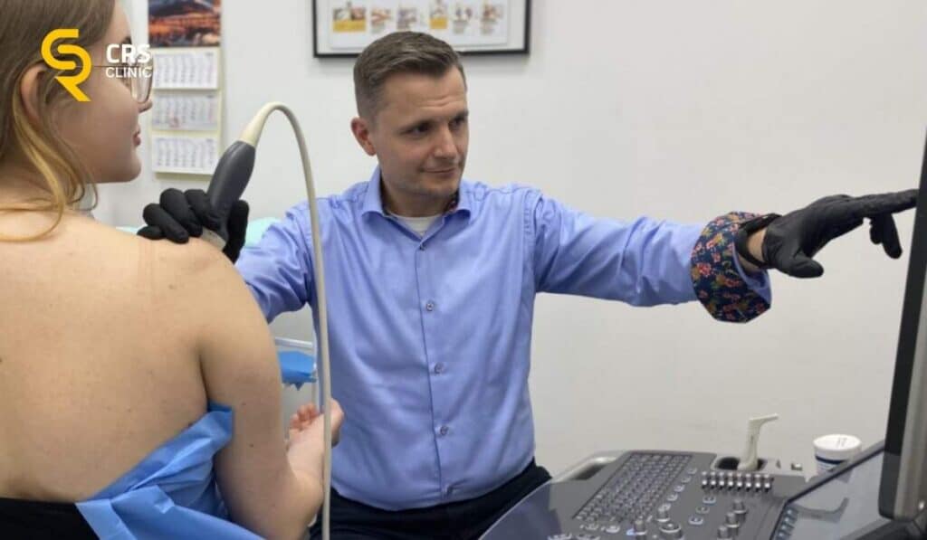 Lekarz ortopeda przeprowadza badanie USG bólu barku w CRS Clinic Warszawa