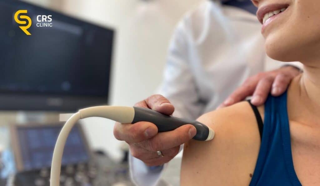 Lekarz ortopeda wykonuje diagnostykę USG barku w CRS Clinic Warszawa