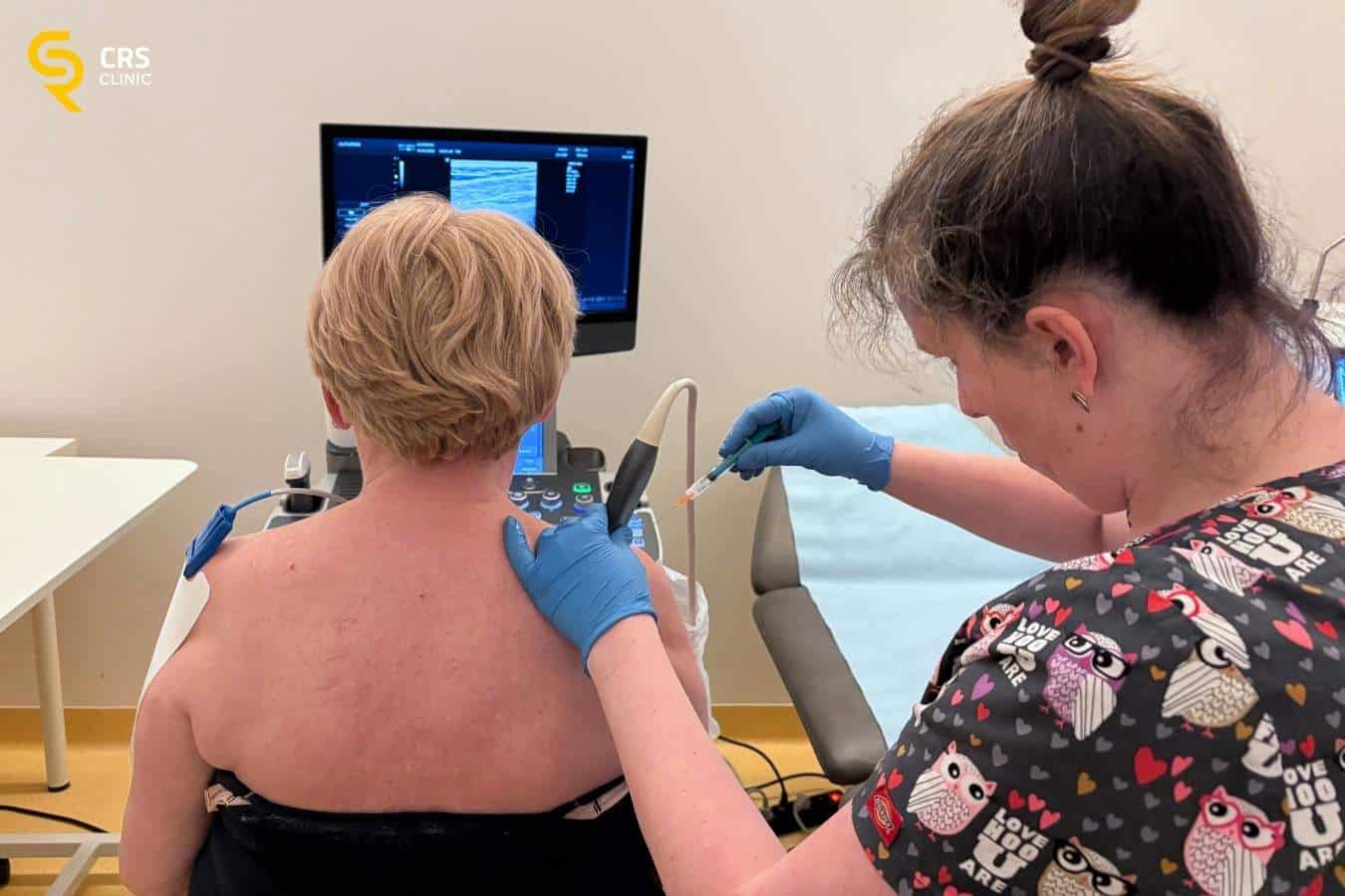Lekarz ortopeda wykonuje zastrzyk na ból barku pod kontrolą USG w CRS Clinic Warszawa
