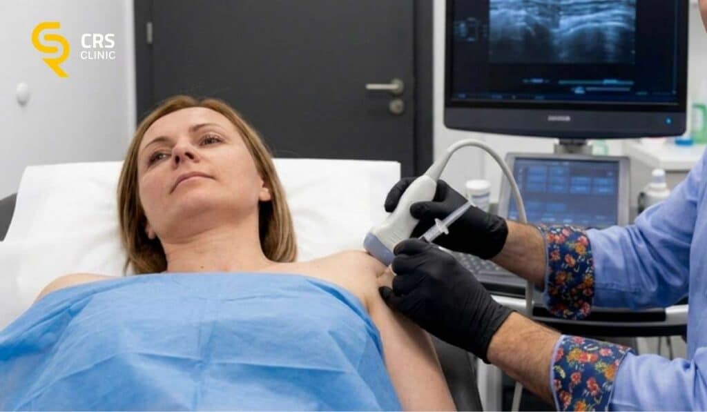 Lekarz ortopeda wykonuje zastrzyk osocza bogatopłytkowego z USG w CRS Clinic Warszawa