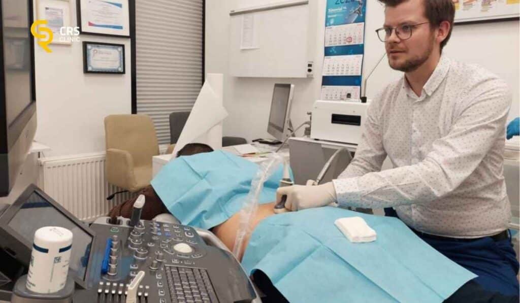 Lekarz neurochirurg przeprowadza zabieg wyłączenia nerwów bólowych kręgosłupa pod USG w CRS Clinic Warszawa