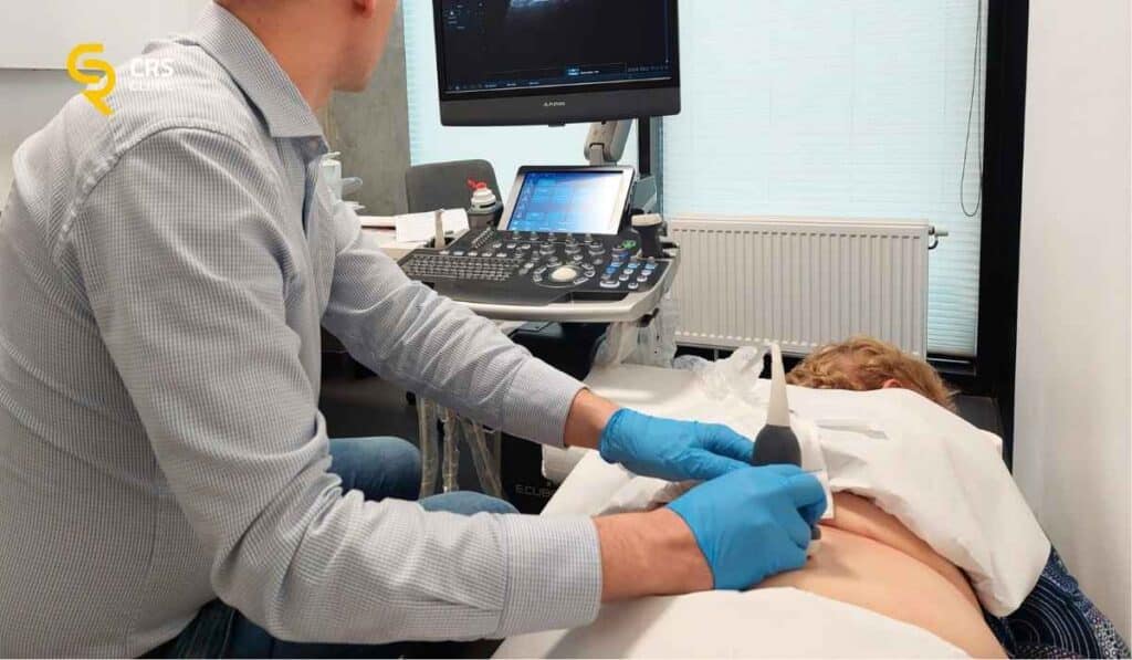 Lekarz ortopeda przeprowadza diagnostykę USG kręgosłupa lędźwiowego przed zabiegiem wyłączenia bólu w CRS Clinic Warszawa