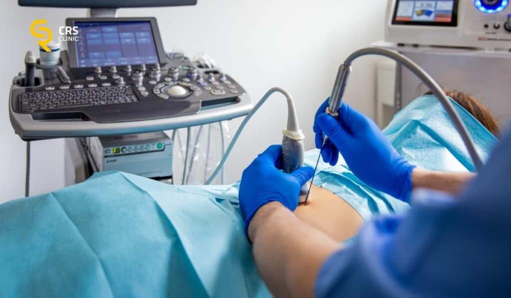 Lekarz ortopeda przeprowadza zabieg wyłączenia nerwów kręgosłupa pod kontrolą USG w CRS Clinic Warszawa