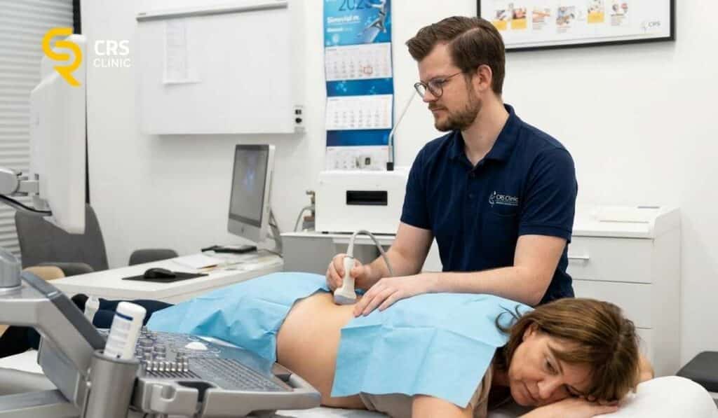 Lekarz neurochirurg wykonuje badanie USG przed wykonaniem blokady kręgosłupa w CRS Clinic Warszawa