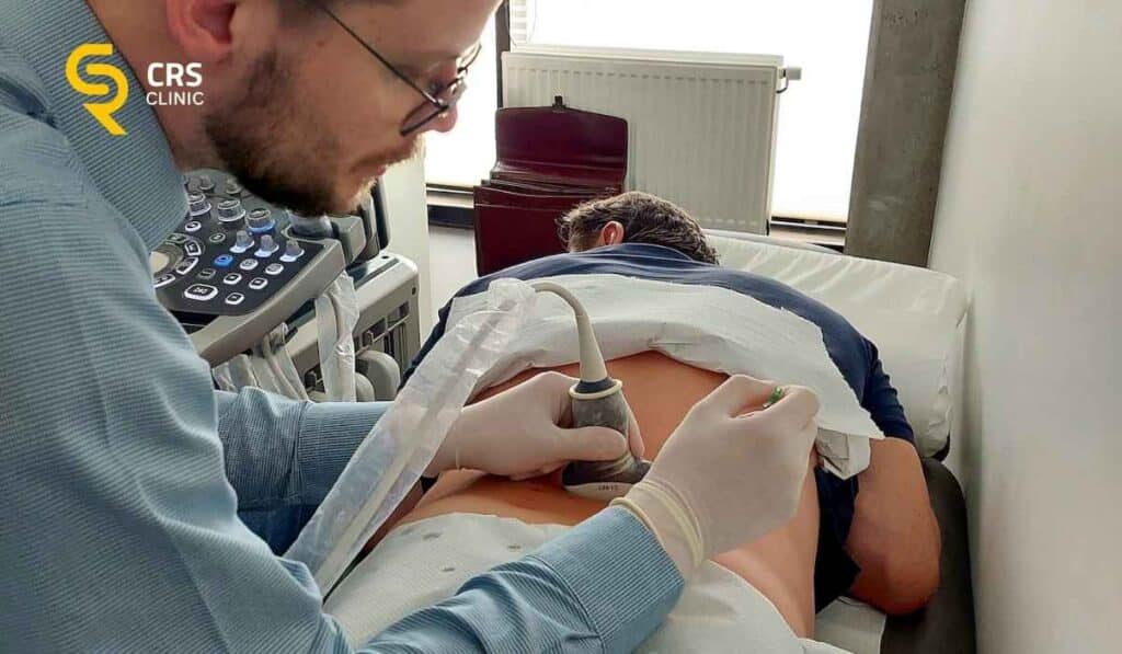 Lekarz neurochirurg wykonuje zabieg blokady kręgosłupa w CRS Clinic Warszawa