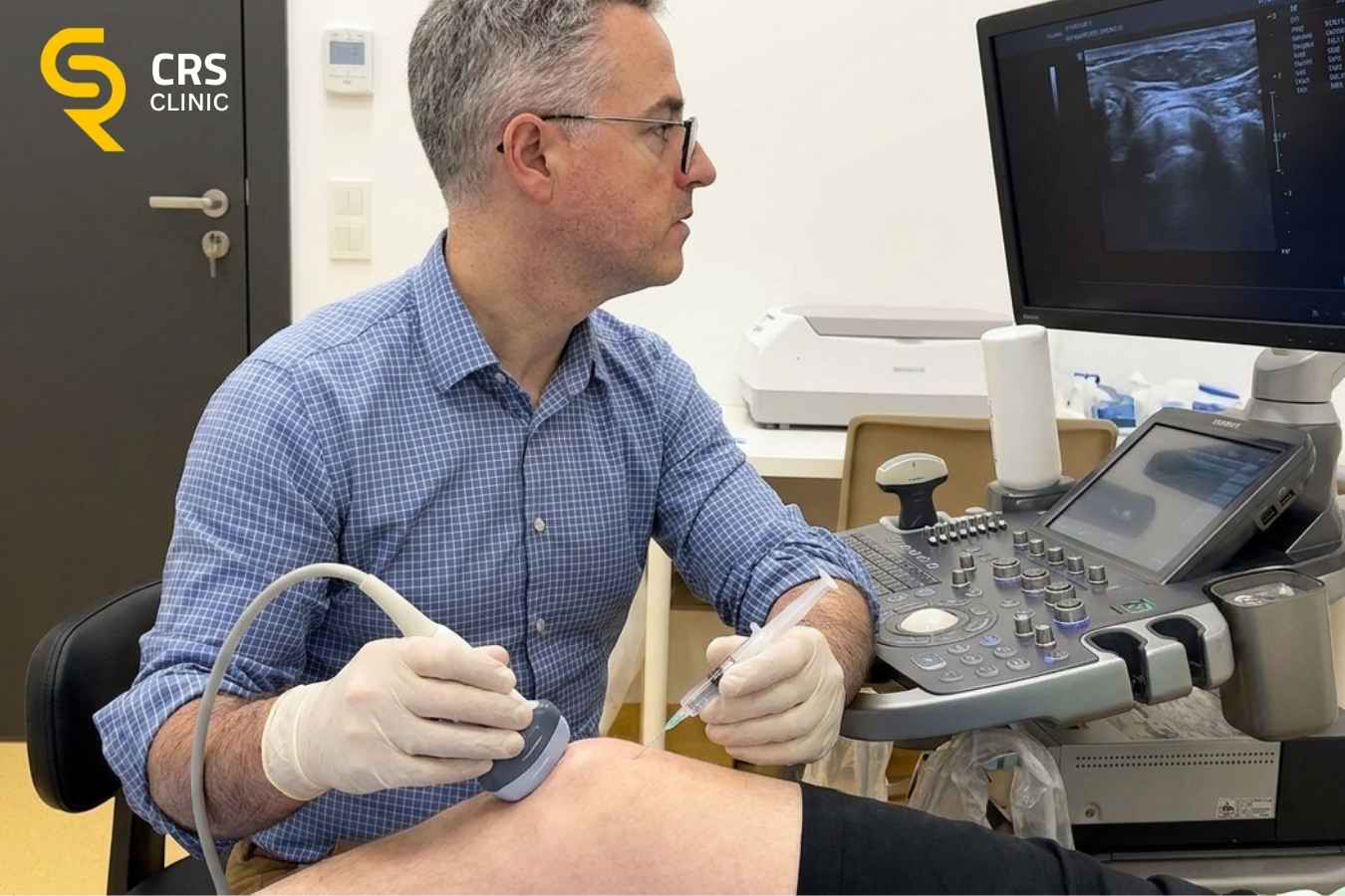 Lekarz ortopeda przeprowadza zabieg blokady kolana pod kontrolą USG w CRS Clinic Warszawa