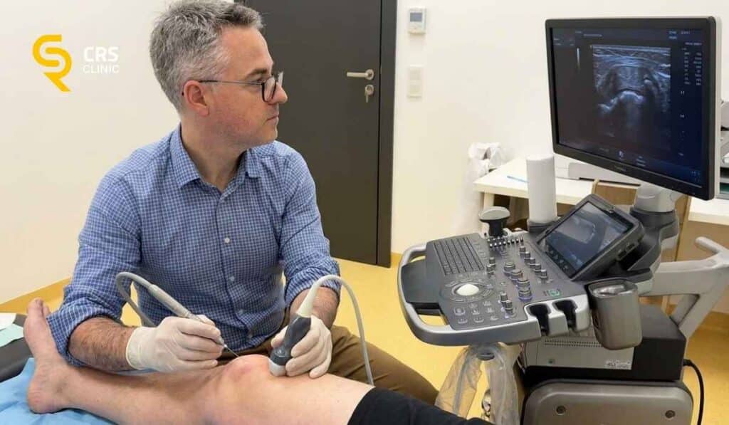 Lekarz ortopeda przeprowadza zabieg kriolezji kolana pod USG w CRS Clinic Warszawa