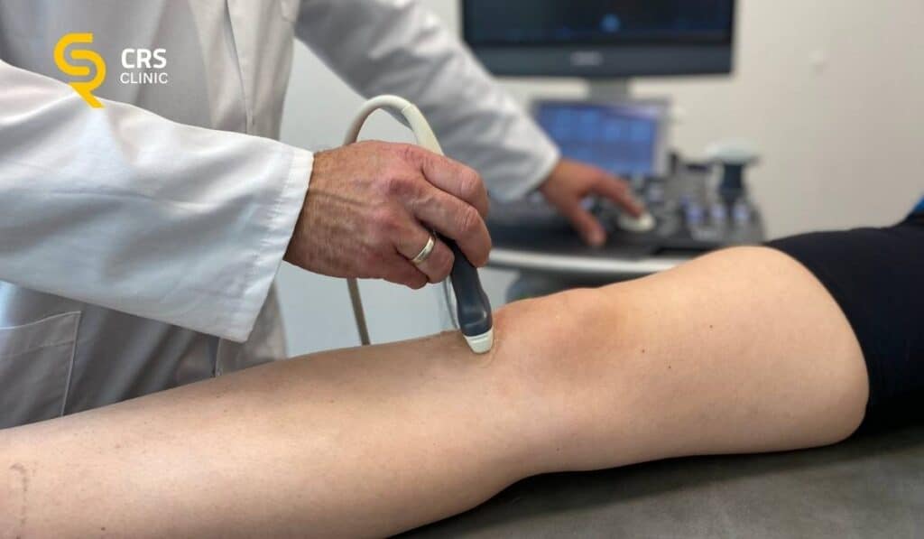 Lekarz ortopeda wykonuje badanie ultrasonograficzne sztywnego kolana w CRS Clinic Warszawa
