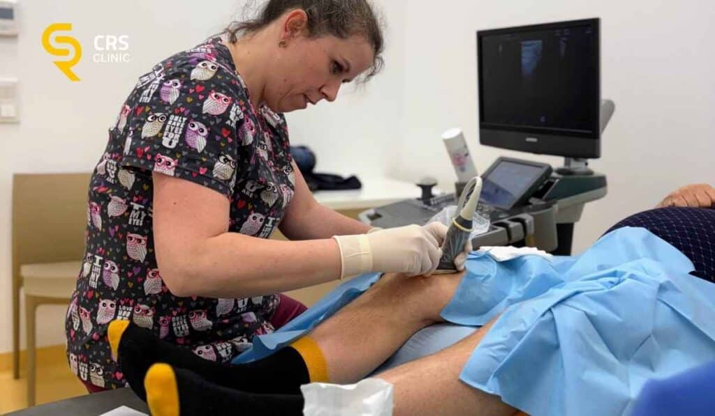 Lekarz ortopeda wykonuje zabieg blokady w kolano pod kontrolą USG w CRS Clinic Warszawa
