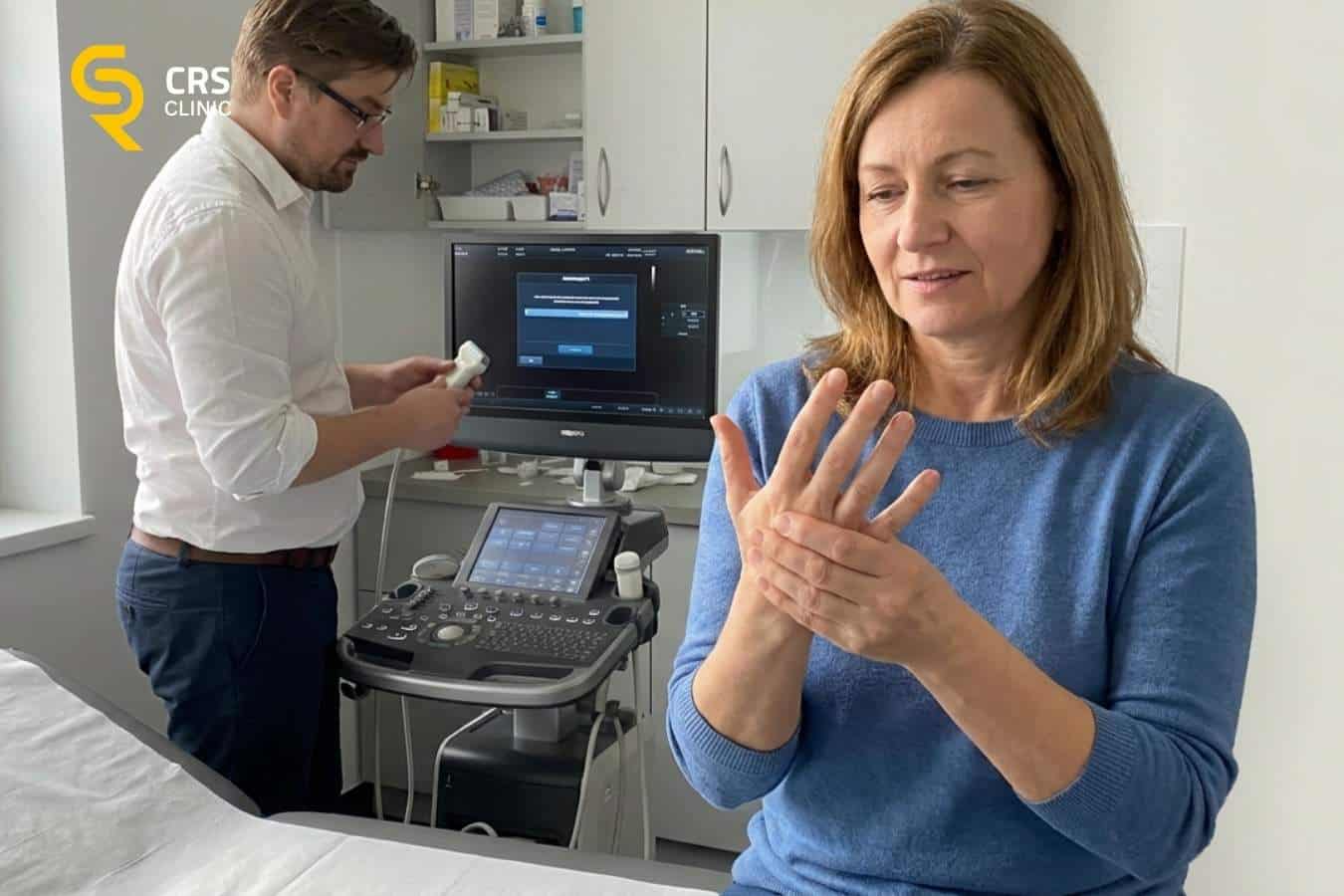 Pacjentka u lekarza ortopedy na konsultacji z badaniem USG bólu palców u rąk w CRS Clinic Warszawa
