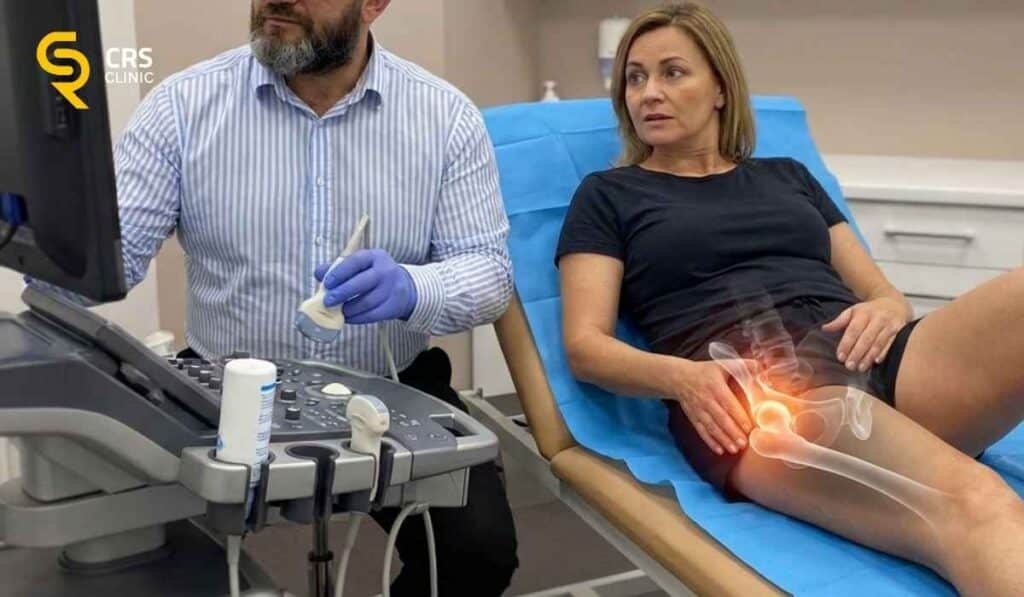 Lekarz ortopeda analizuje z pacjentką z zapaleniem stawu biodrowego wyniki badania USG w CRS Clinic Warszawa