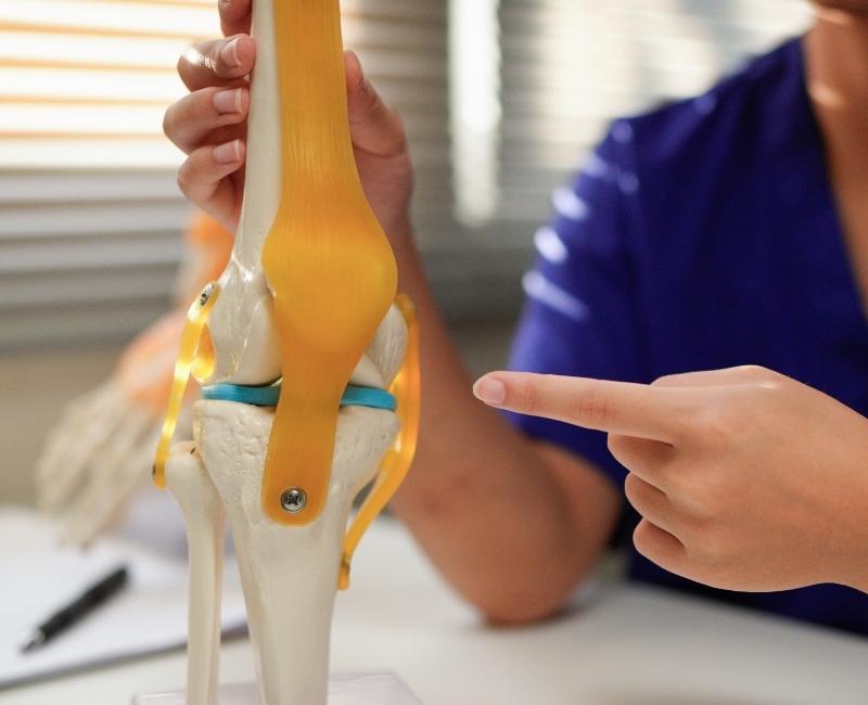 Lekarka tłumaczy przyczyny i objawy gonartrozy