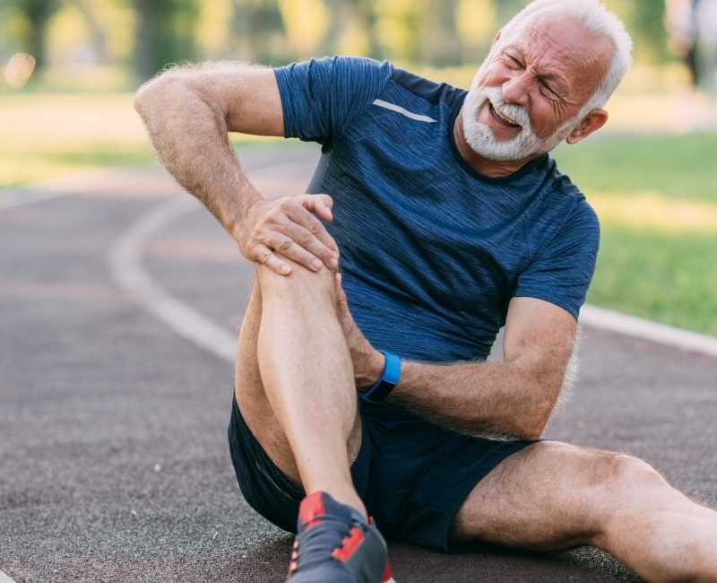 Mężczyzna przewraca się ze skręconym kolanem