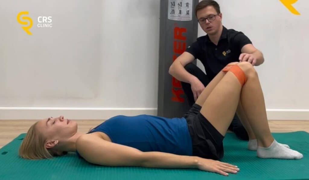Fizjoterapeuta wykonuje ćwiczenia na kręgosłup u pacjentki z przepukliną kręgosłupa lędźwiowego w CRS Clinic Warszawa