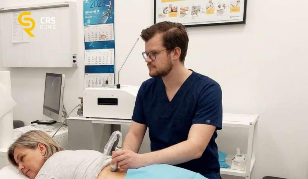 Lekarz neurochirurg przeprowadza badanie USG kręgosłupa przed zabiegiem blokady w CRS Clinic Warszawa