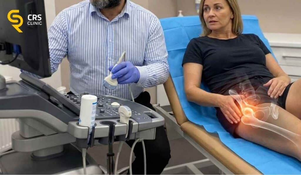 Lekarz ortopeda analizuje wyniki badania USG u pacjentki z coxartrozą w CRS Clinic Warszawa