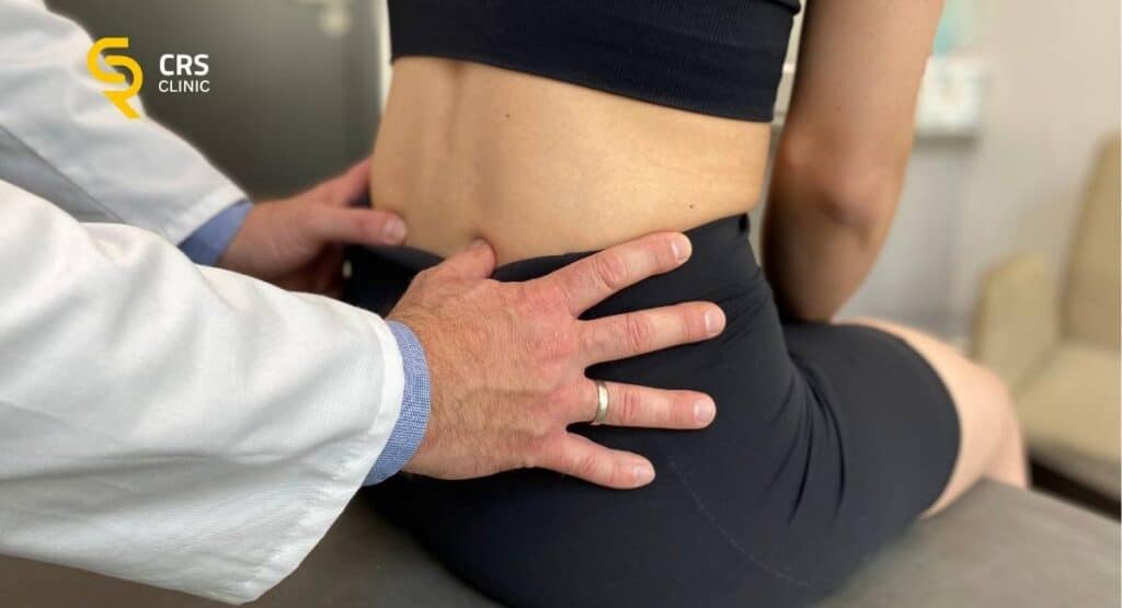 Lekarz ortopeda wykonuje badanie kliniczne u pacjentki ze zwyrodnieniem biodra w CRS Clinic Warszawa
