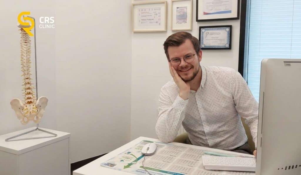 Neurochirurg lekarz Bartosz Czapski podczas konsultacji neurochirurgicznej w CRS Clinic Warszawa
