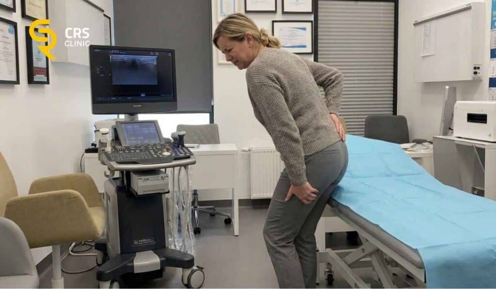 Pacjentka CRS Clinic na konsultacji lekarskiej u specjalisty od kręgosłupa w Warszawie
