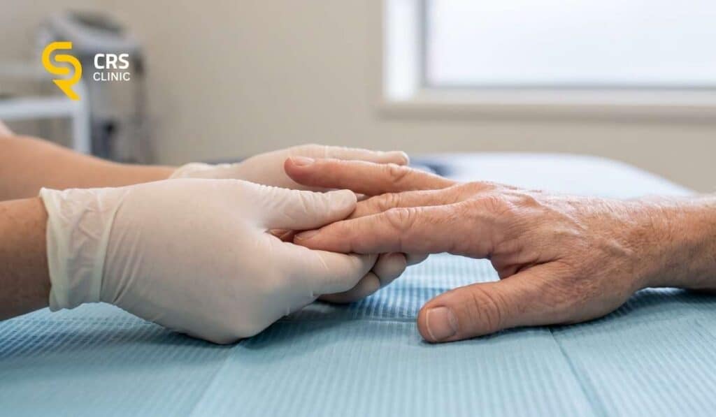Lekarz ortopeda przeprowadza badanie kliniczne w celu potwierdzenia choroby Dupuytrena w CRS Clinic Warszawa