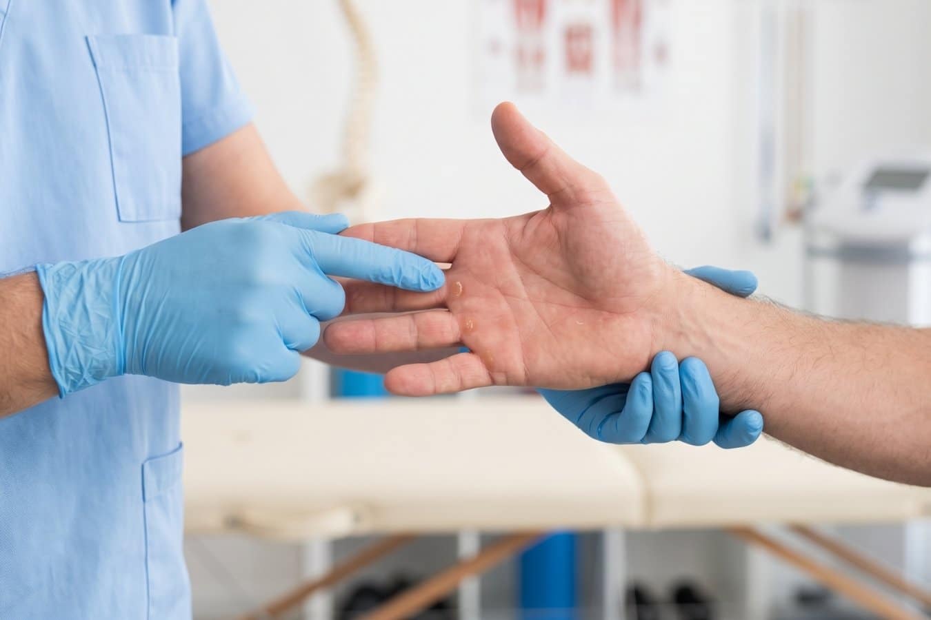 Lekarz ortopeda wykonuje badanie kliniczne w kierunku choroby Dupuytrena w CRS Clinic Warszawa
