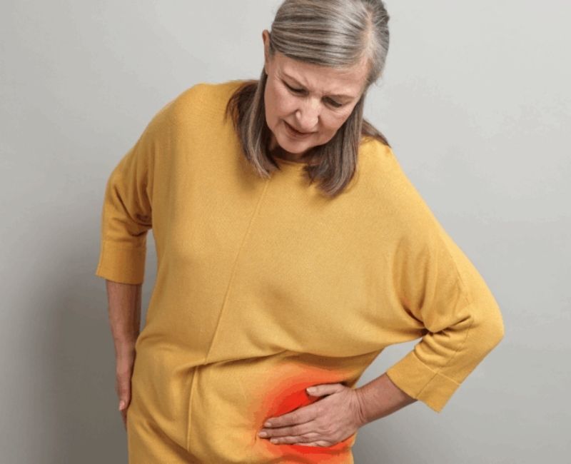 Kobieta łapie się w b&oacute;lu za swoje bolące biodro