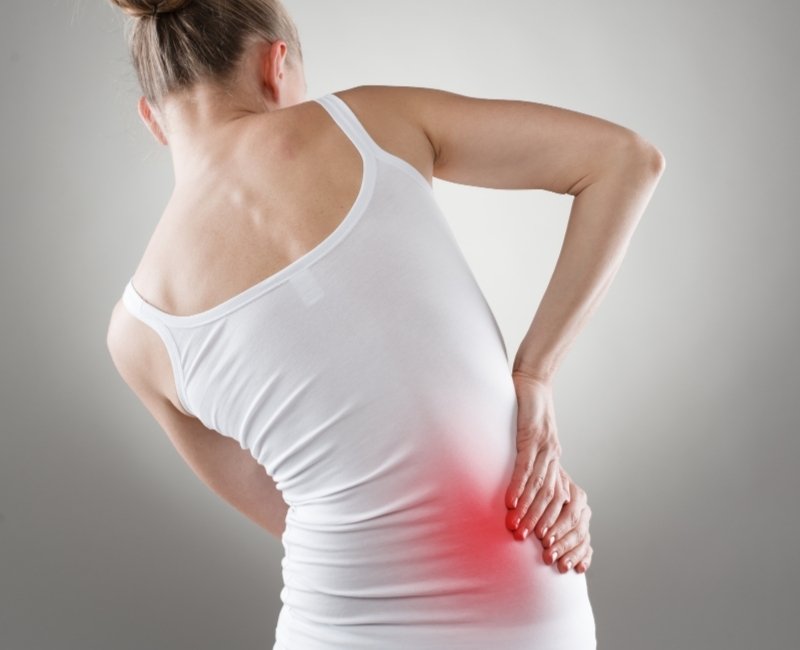 Kobieta łapie się za bolące biodro - coxartroza