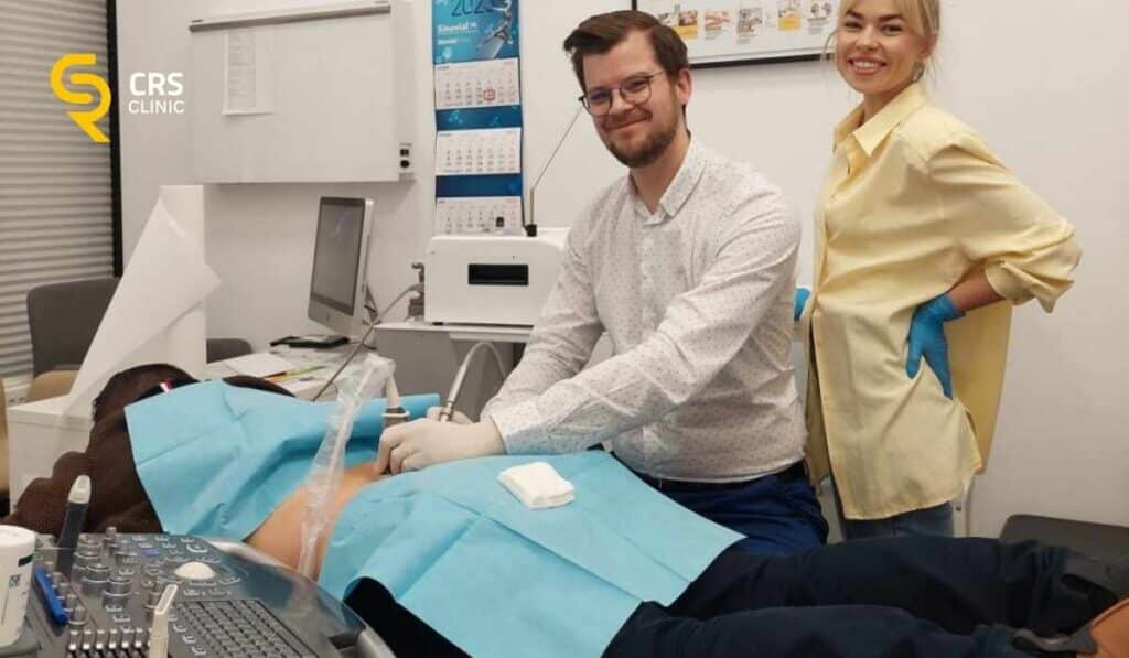 Lekarz neurochirurg wykonuje zabieg kriolezji kręgosłupa pod kontrolą USG w CRS Clinic Warszawa