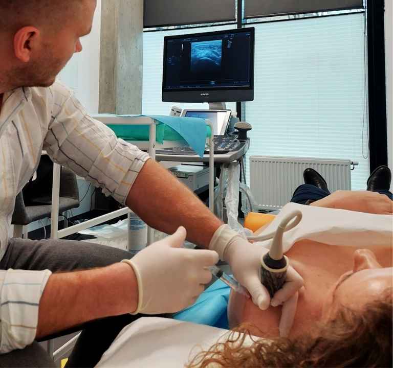 Lekarz ortopeda usuwa zwapnienia w barku zabiegiem barbotage