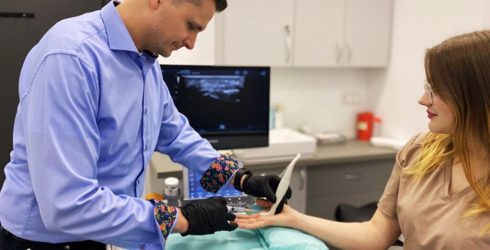 Lekarz ortopeda wykonuje małoinwazyjny zabieg Microtomii palca