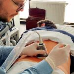 Lekarz neurochirurg wykonuje małoinwazyjny zabieg blokady kręgosłupa