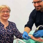 Lekarz ortopeda wykonuje małoinwazyjny zabieg hydrodekompresji