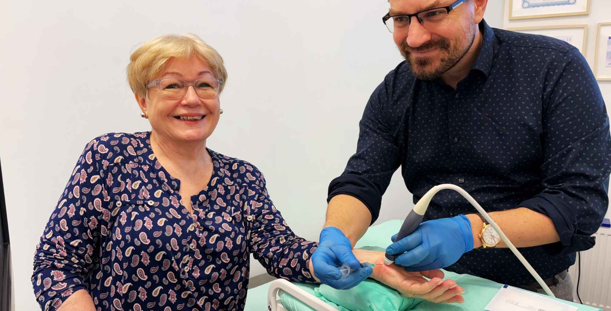 Lekarz ortopeda wykonuje małoinwazyjny zabieg hydrodekompresji