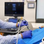 Lekarz ortopeda wykonuje małoinwazyjny zabieg kriolezji biodra