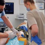 Lekarz ortopeda wykonuje małoinwazyjny zabieg kriolezji kolana