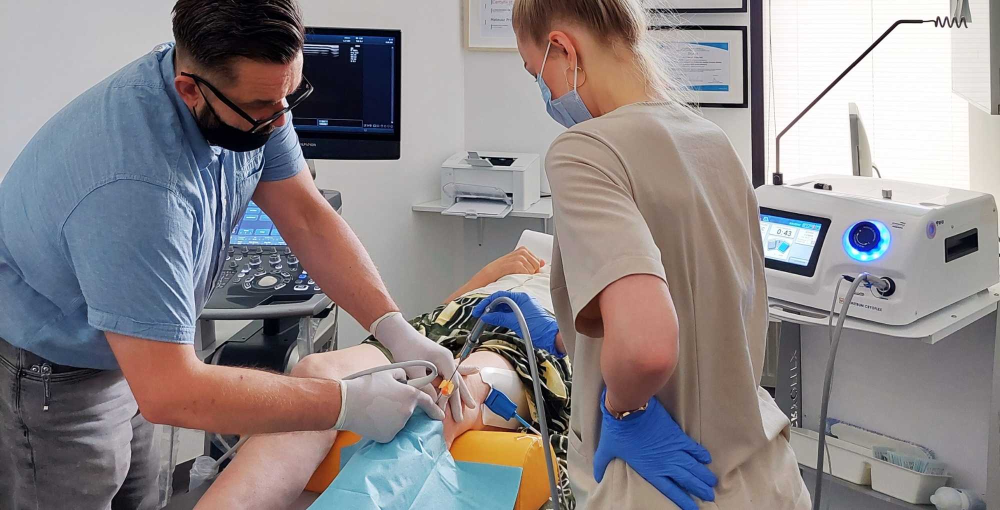 Lekarz ortopeda wykonuje małoinwazyjny zabieg kriolezji kolana