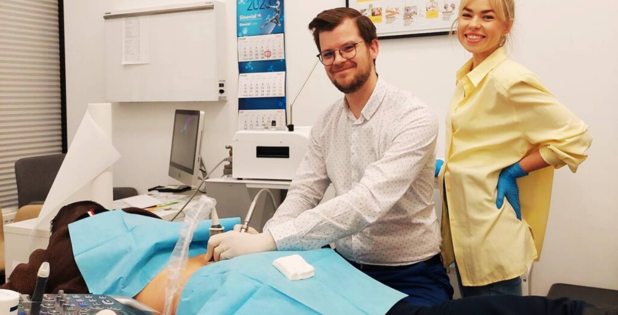 Lekarz neurochirurg wykonuje małoinwazyjny zabieg kriolezji kręgosłupa