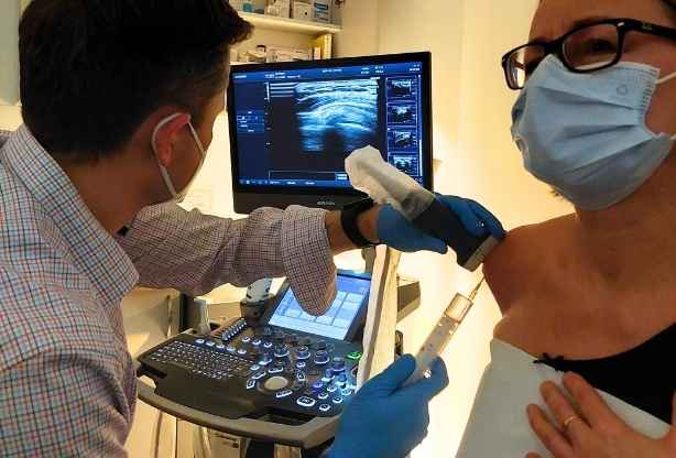 Lekarz ortopeda wykonuje zabieg barbotage barku w CRS Clinic