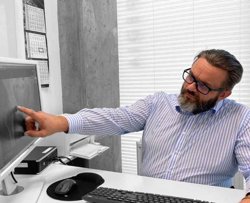 Lekarz tłumaczy pierwsze objawy zwyrodnienia biodra