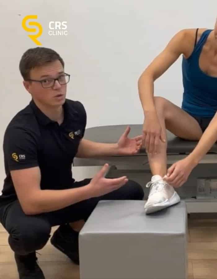 Fizjoterapeuta pracuje z pacjentką z ostrogą piętową i wykonuje ćwiczenia w CRS Clinic Warszawa