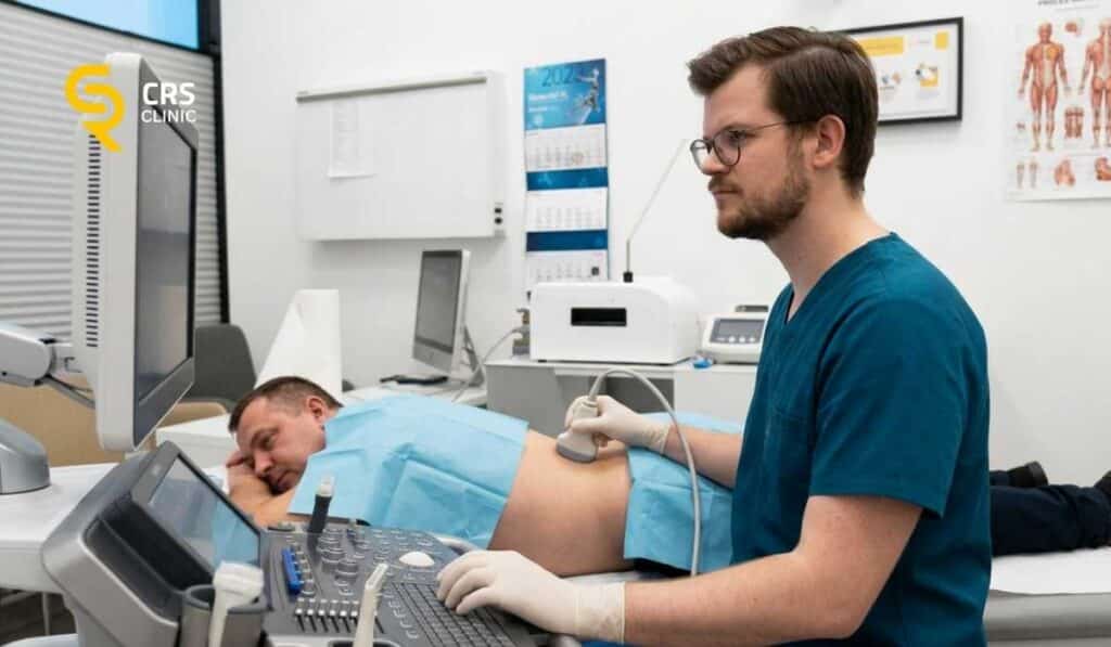 Lekarz neurochirurg wykonuje badanie USG przed wykonaniem blokady kręgosłupa u pacjenta z dyskopatią w CRS Clinic Warszawa