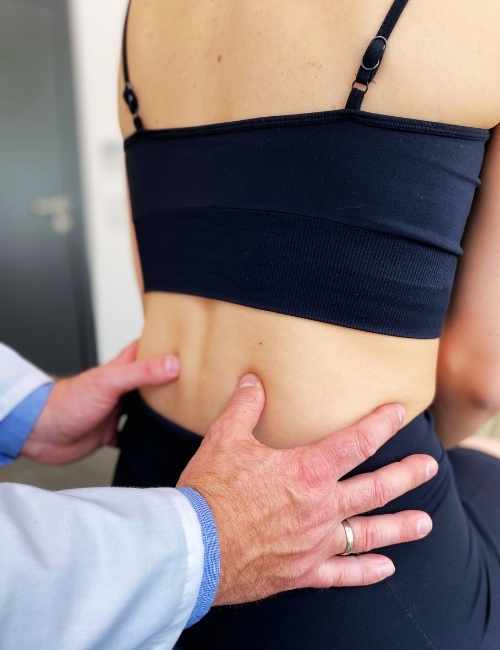 Lekarz neurochirurg wykonuje badanie diagnostyczne kręgosłupa