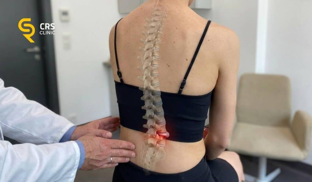Lekarz neurochirurg wykonuje badanie kliniczne kręgosłupa u pacjentki z dyskopatią w CRS Clinic Warszawa